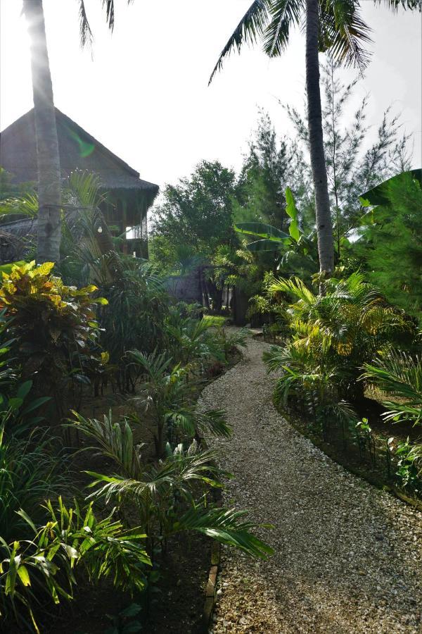 Basa-Basi Lodge كاريمونجاوا المظهر الخارجي الصورة